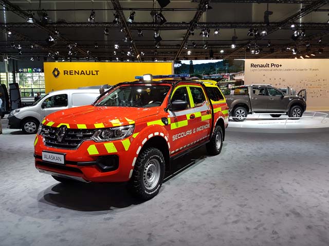 El pick up Renault Alaskan convertido en vehículos contra emergencias.